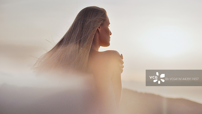 沐浴在夕阳下的金色长发女神图片素材