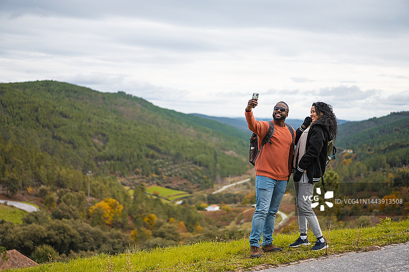 人们在山区旅行时自拍图片素材