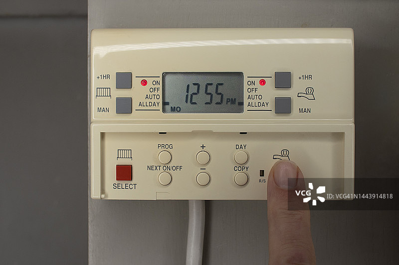 家用中央供暖和热水定时器的特写图片素材