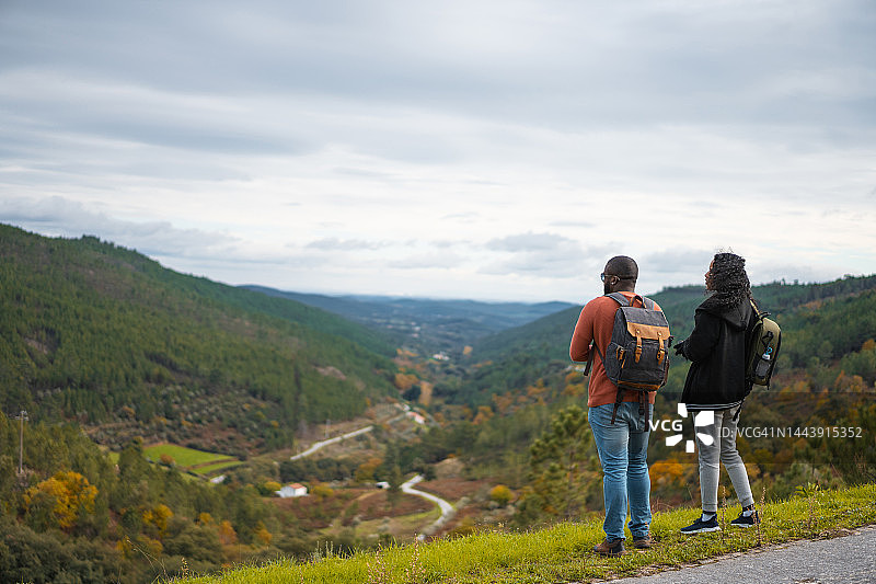 背包客眺望群山景色图片素材