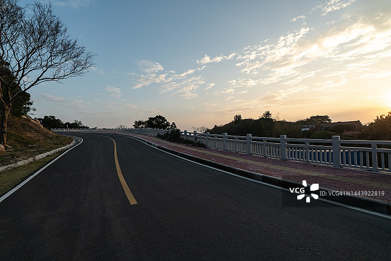 日出时分的沥青路图片素材