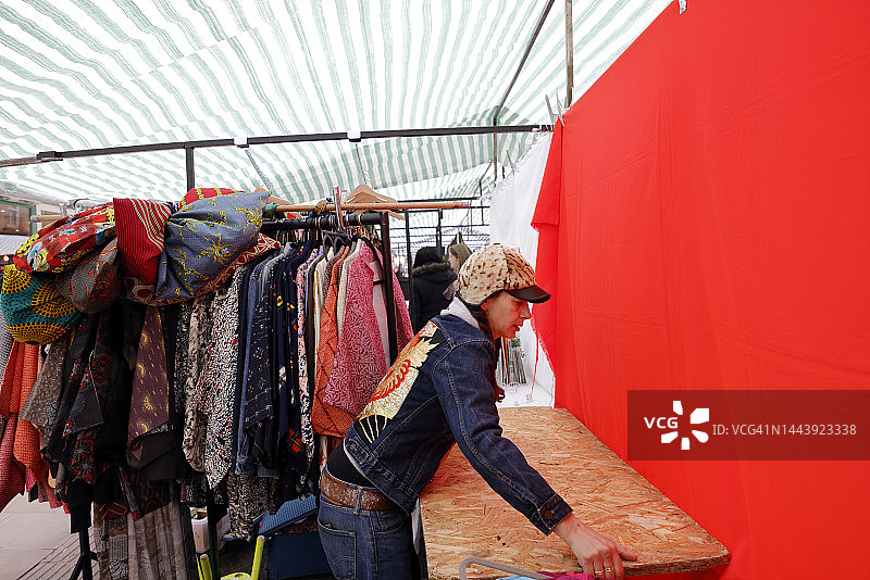 女人在伦敦搭建她的街头市场摊位图片素材
