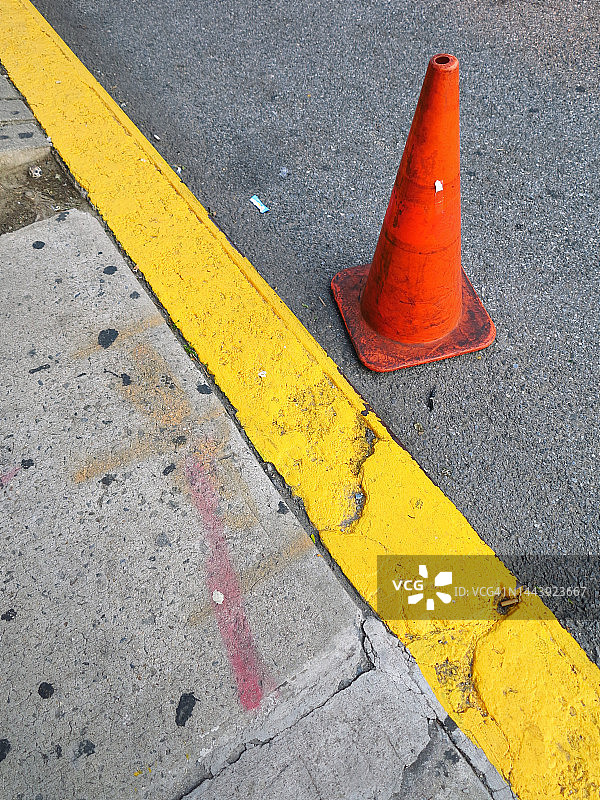 曼哈顿街道上沥青路面上的红色交通锥图片素材