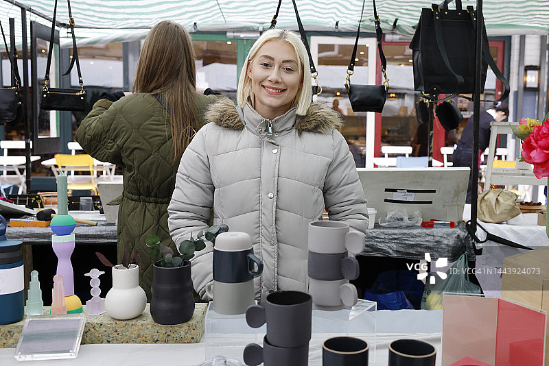 年轻女性小企业主肖像图片素材