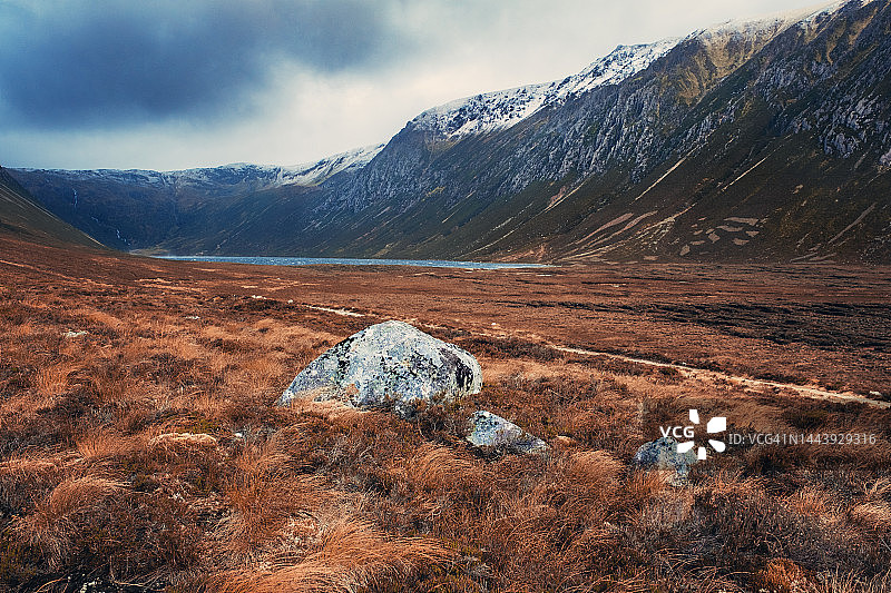冬季，苏格兰凯恩戈姆山脉的埃尼赫湖图片素材