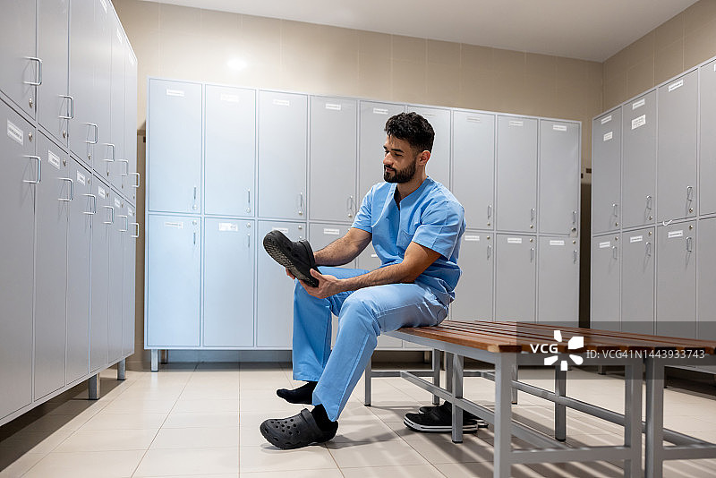 医院更衣室里换衣服的护士或医生图片素材