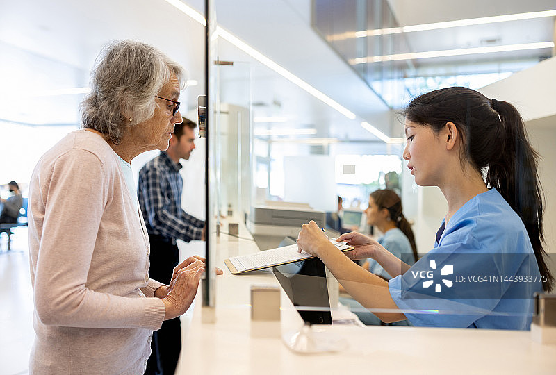 老年妇女在医院登记图片素材