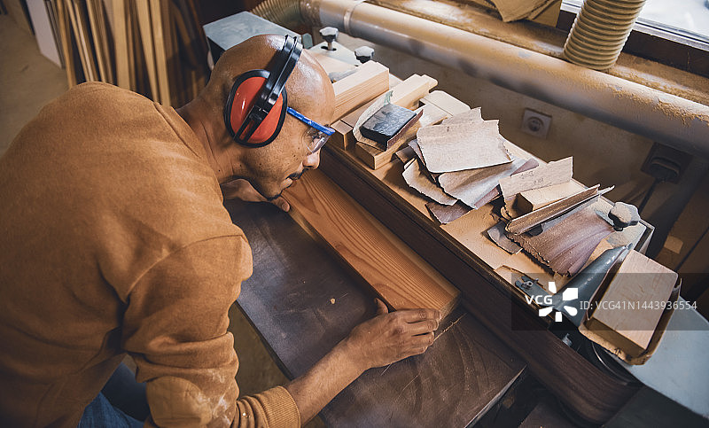 木匠打磨木板图片素材