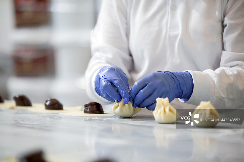 手工巧克力甜点制作：厨房里的厨师图片素材