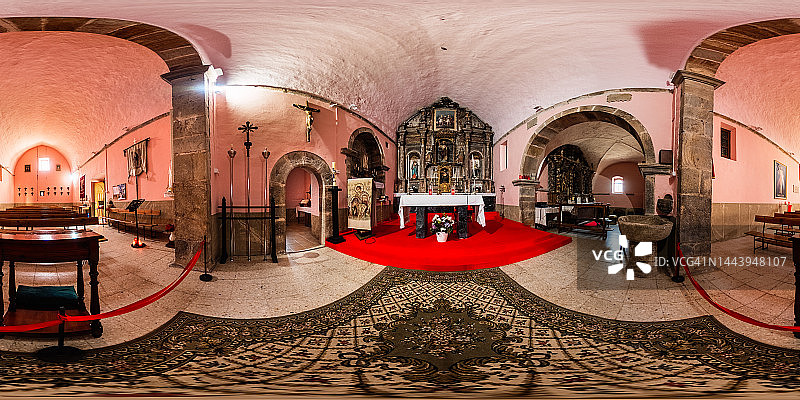 圣地亚哥朝圣之路上的一座古老小隐居所内部。360度摄影图片素材