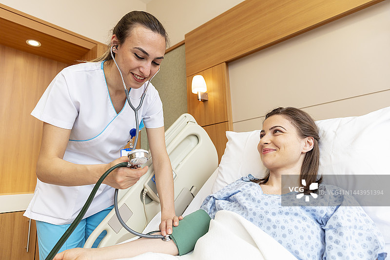 护士为病人量血压图片素材