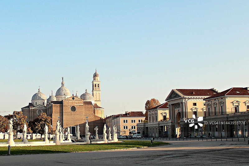 瓦莱广场和圣朱斯蒂娜大教堂图片素材