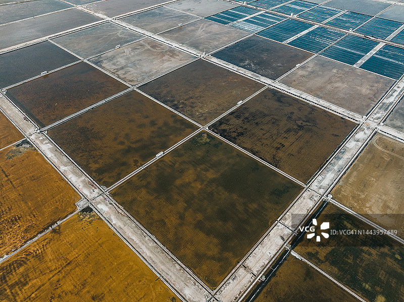 越南无人机拍摄的盐生产池图片素材