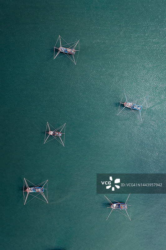越南：停泊在海上的五艘渔船（俯视拍摄）图片素材