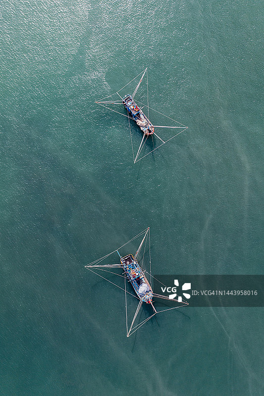 越南海洋上停泊的两艘渔船无人机航拍图片素材