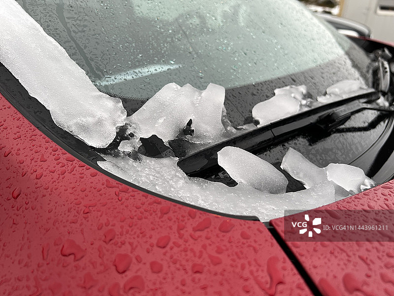 汽车挡风玻璃上的冰图片素材