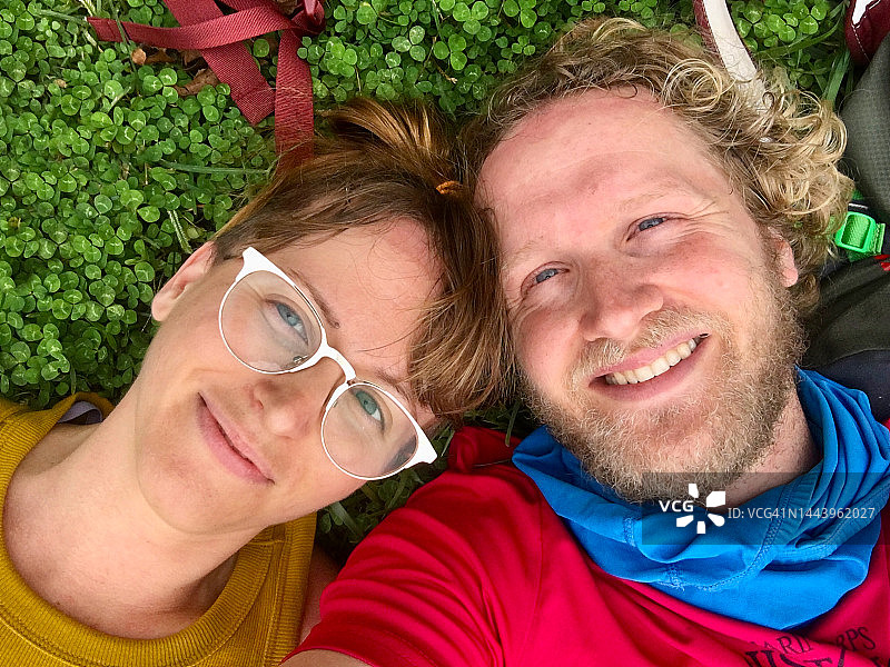 在自然中相爱的幸福情侣的抓拍照片图片素材