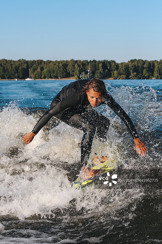 年轻女子在尾波滑水训练中保持平衡图片素材