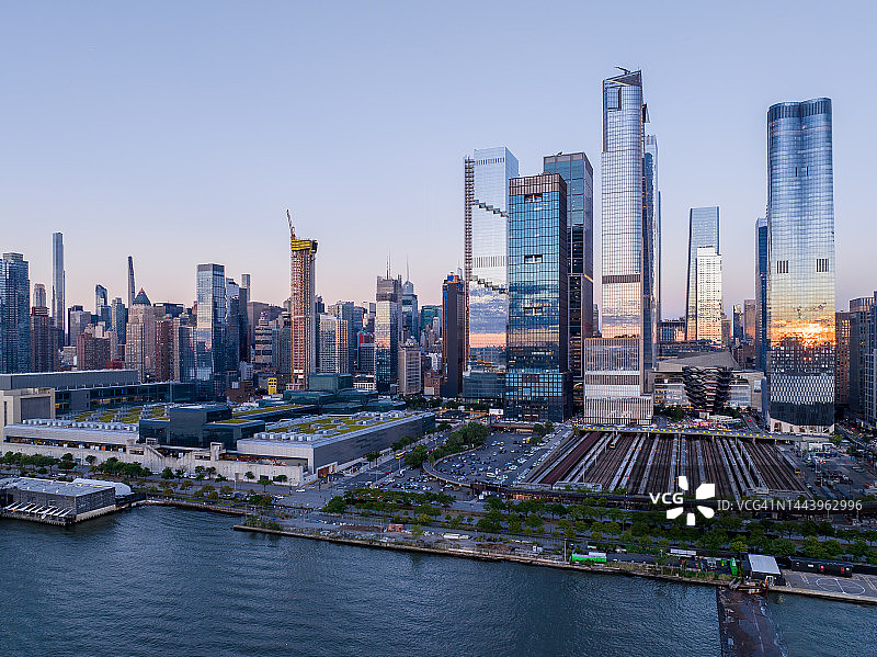 纽约哈德逊城市广场的壮丽日落航拍图片素材