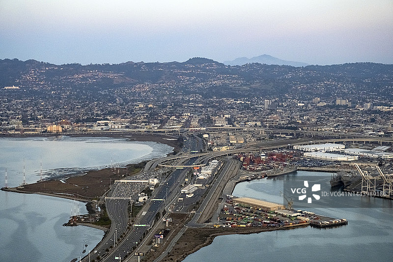 海湾大桥奥克兰一侧的鸟瞰图图片素材