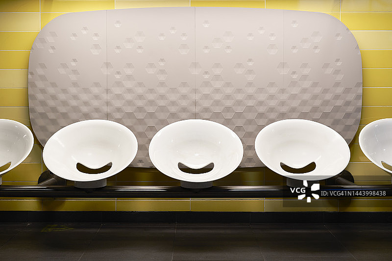 巴黎地铁站墙边的白色圆形长椅（正面视角，无人）图片素材