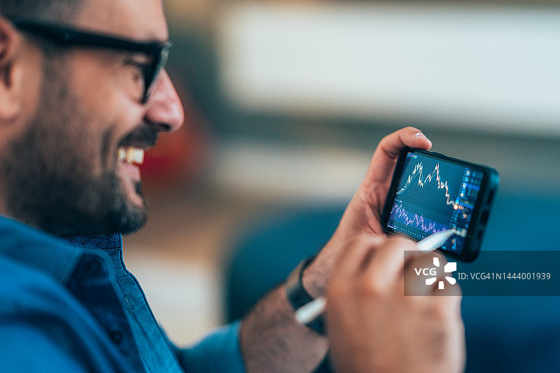 在家交易加密货币的商人图片素材