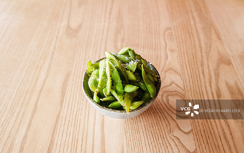 碗里的绿色小豌豆图片素材