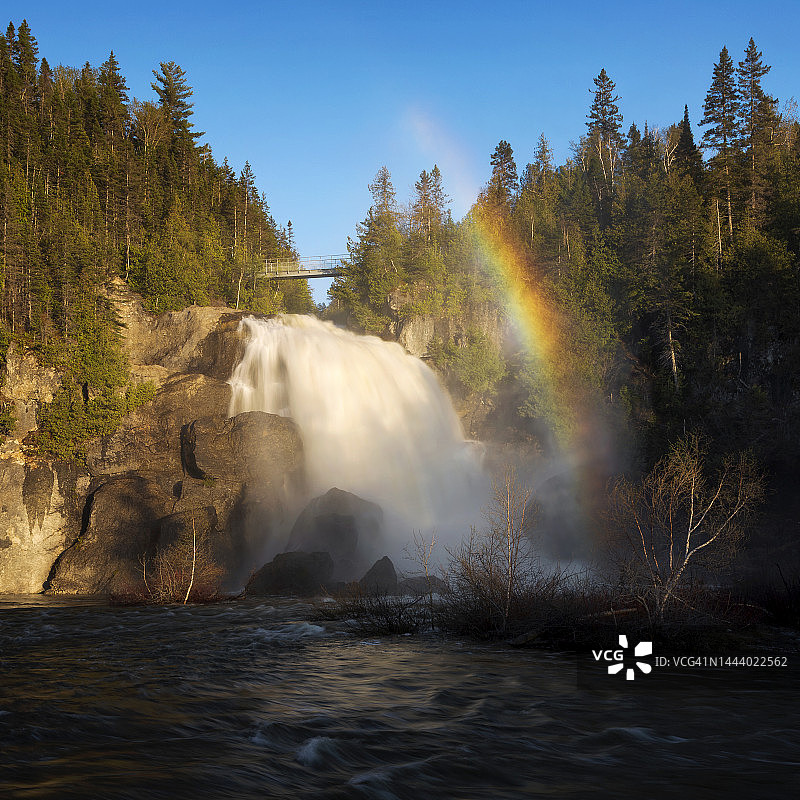 圣阿纳克莱-德-莱萨尔的内盖特瀑布彩虹图片素材