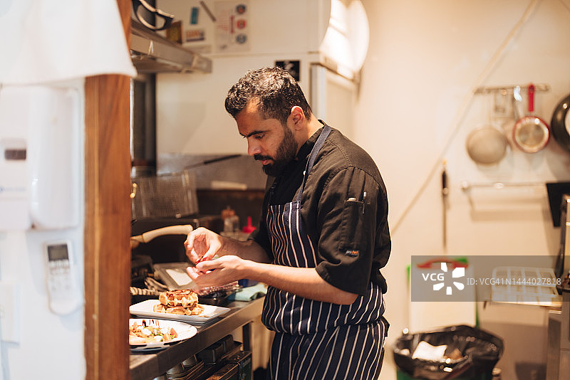 餐厅老板在厨房工作图片素材