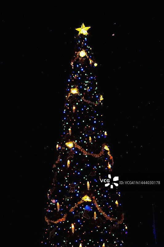 夜间圣诞灯光展示图片素材