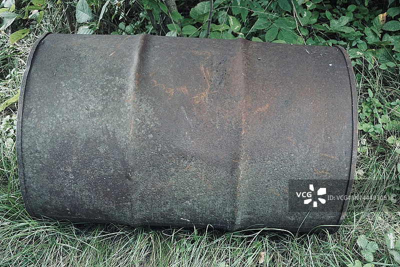 废弃的旧钢桶：化学品存储容器图片素材