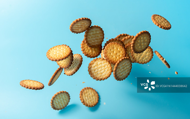 飞翔的饼干图片素材