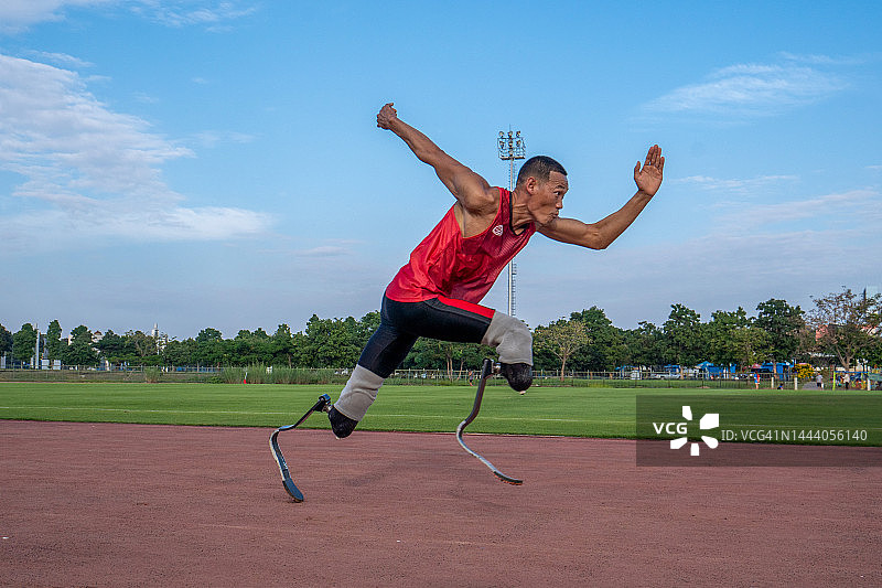 装有假肢的残疾运动员跑步图片素材