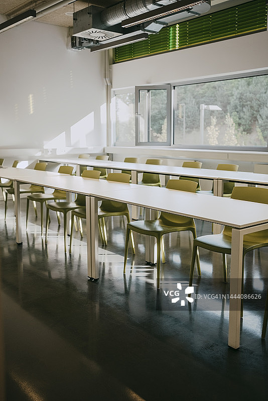 空教室里排列的椅子和桌子内部图片素材