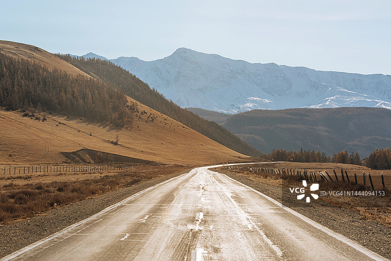 阿尔泰冰川背景下的山路。阿尔泰山脉图片素材