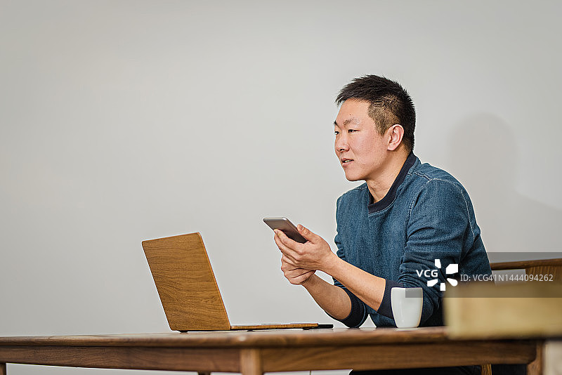 正在讲话的年轻商人图片素材