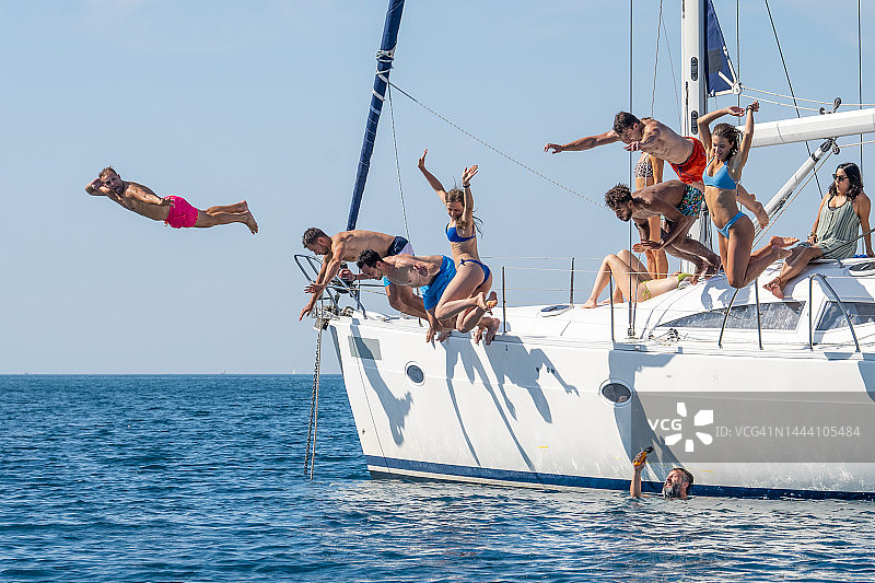 在海中跳跃的朋友们图片素材