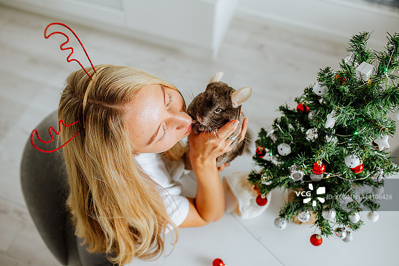 与龙猫合影的金发女人图片素材