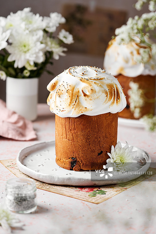 带蛋白酥皮的复活节蛋糕图片素材