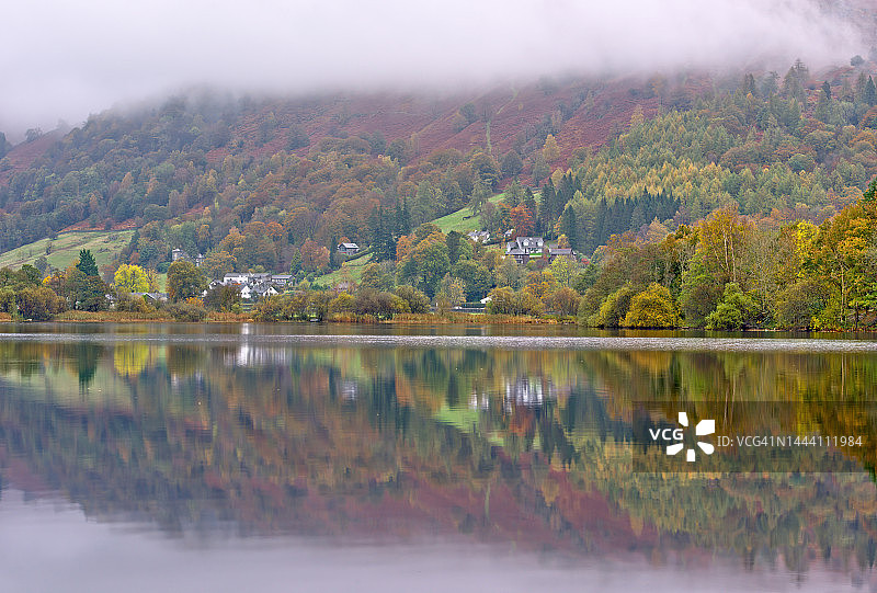 格拉斯米尔湖的雾蒙蒙早晨图片素材