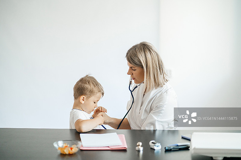 儿科医生用听诊器听诊儿童图片素材