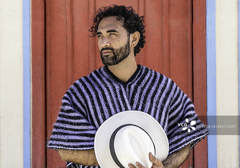 身穿披风的年轻男子肖像图片素材