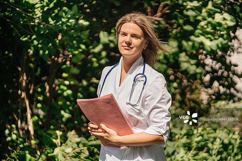 手持剪贴板的儿科医生图片素材