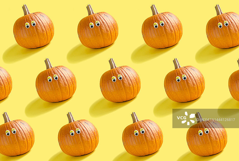 黄色背景上的南瓜无缝图案图片素材