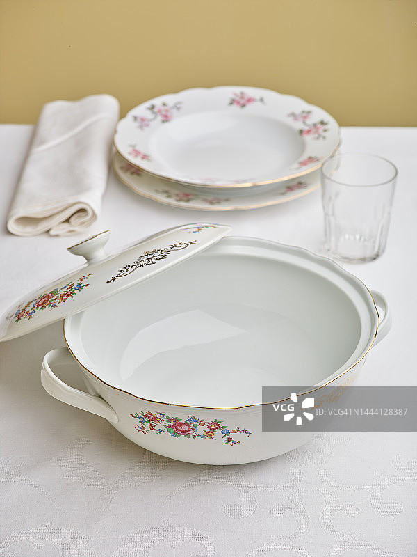 带空盘子和碗的桌子图片素材