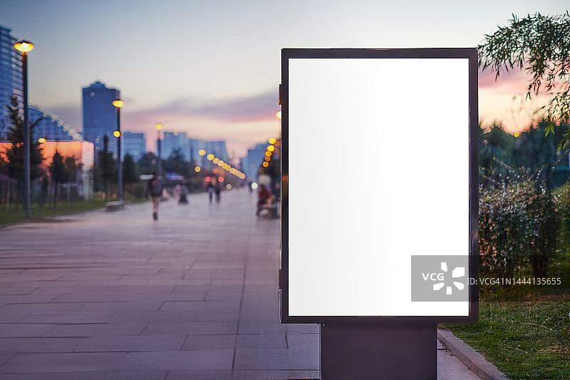 公共公园模型上的空白城市格式 (LightPoster, CityLight) banner灯箱。 晚间照明,街道照明图片素材