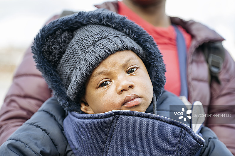黑人宝宝保暖衣物抓拍肖像图片素材