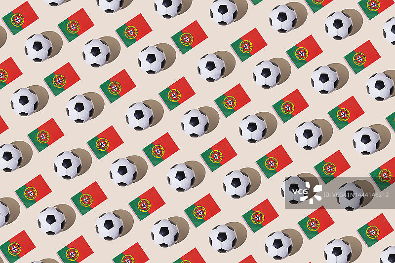 复古足球和葡萄牙国旗图案，柔和背景。足球世界杯，体育赛事，世界冠军概念图片素材