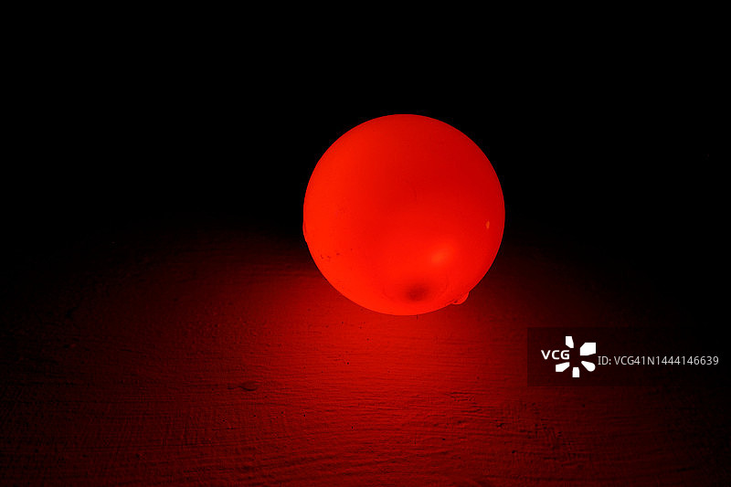 红色户外灯泡图片素材