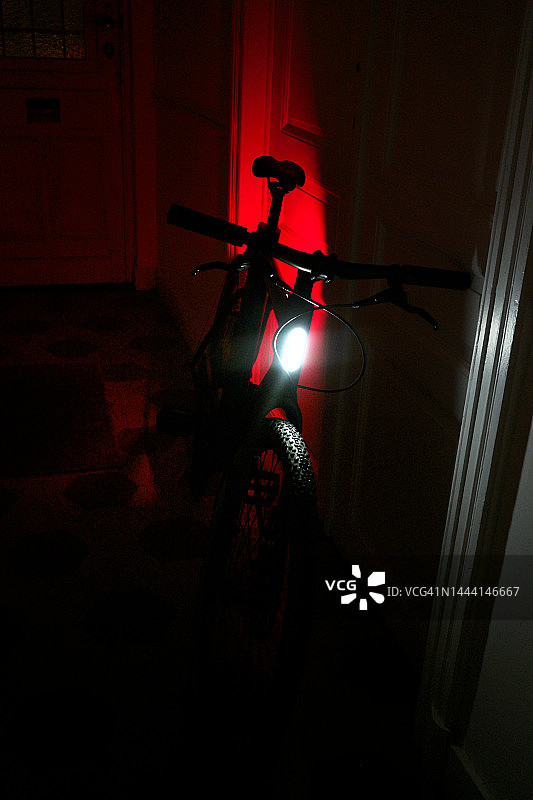 开启前灯的自行车图片素材